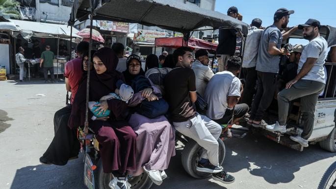 الحرّ يضاعف معاناة التنقل في غزة