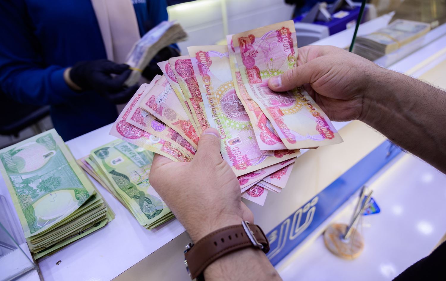 العمل تطالب بتضمين زيادة راتب المعين في موازنة العام المقبل