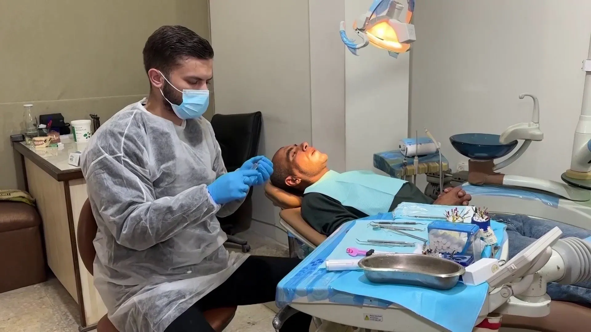 عيادات علاج الأسنان بقطاع غزة تواجه أزمة جراء نفاد المستلزمات الطبية