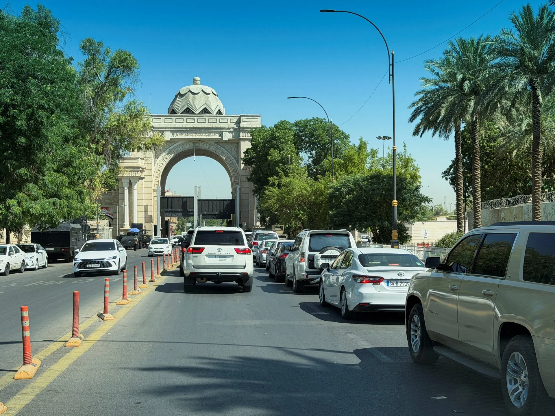 خاص: بغداد تحصن السفارة السعودية وبعثات غربية تراجع خطط الإجلاء  تعزيزات أمنية حول مقر البعثة السعودية خشية هجمات انتقامية، فيما قيّدت سفارات غربية حركة موظفيها وحدّثت خطط الإجلاء.
