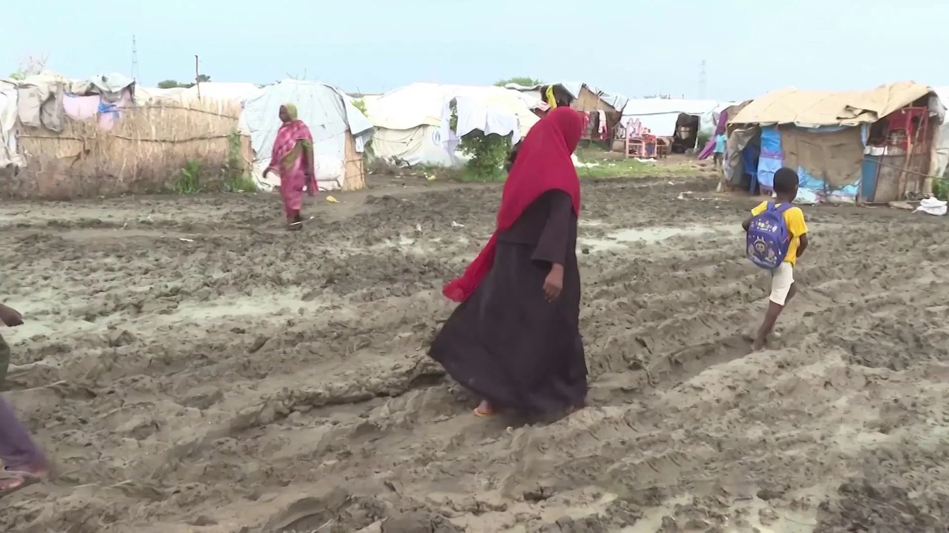 الأمطار تحاصر الآلاف بمخيم الكرامة 3 بالسودان وسط شح في الخدمات