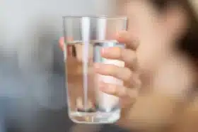 شرب الماء بهذه الكمية يحميك من حصوات الكلى