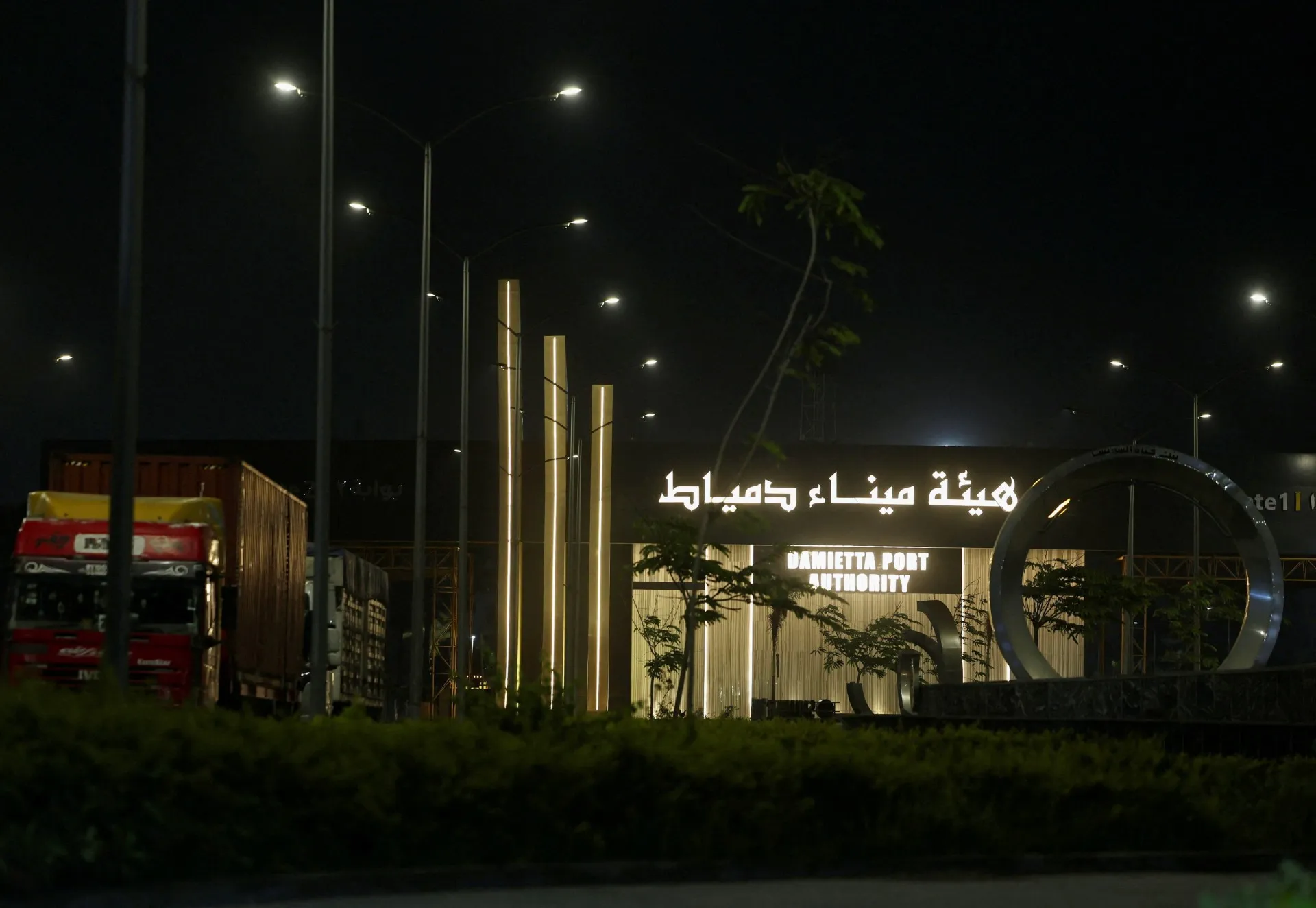 هجوم دمياط.. نيران الحرب تقترب من مصر  أطلق الهجوم المفاجئ على ميناء دمياط تساؤلات عن دوافعه وطبيعة الرد المصري المنتظر.