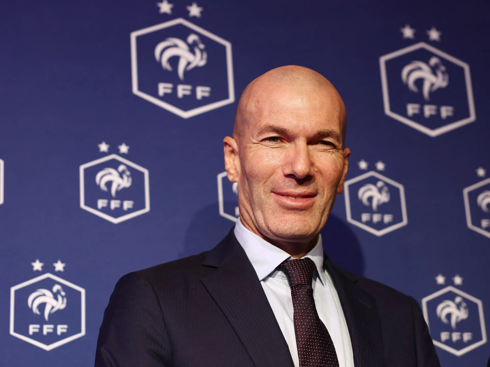 "لماذا لم يُسأل ديشامب؟".. تقرير فرنسي عن ديانة زيدان يثير عاصفة غضب سياسية وشعبية