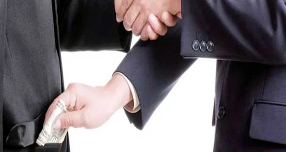 مجلس الديوانية يعلن ضبط مسؤول الحسابات بديوان المحافظة بتهم الرشوة والاختلاس