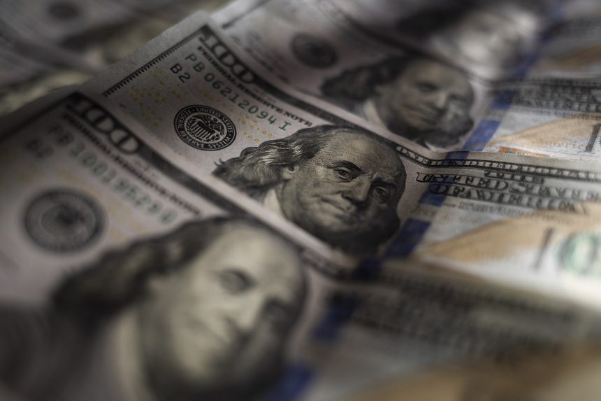 ارتفاع أسعار الصرف في الأسواق المحلية: 151 ألف دينار مقابل كل 100 دولار