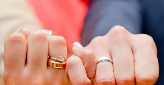 "السكن مع الأهل".. حل طارئ يحاصر الأزواج في العراق