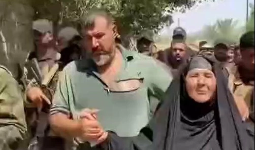 خلال وداع نجلها.. مشهد مؤلم لوالدة أحد شهداء العدوان...