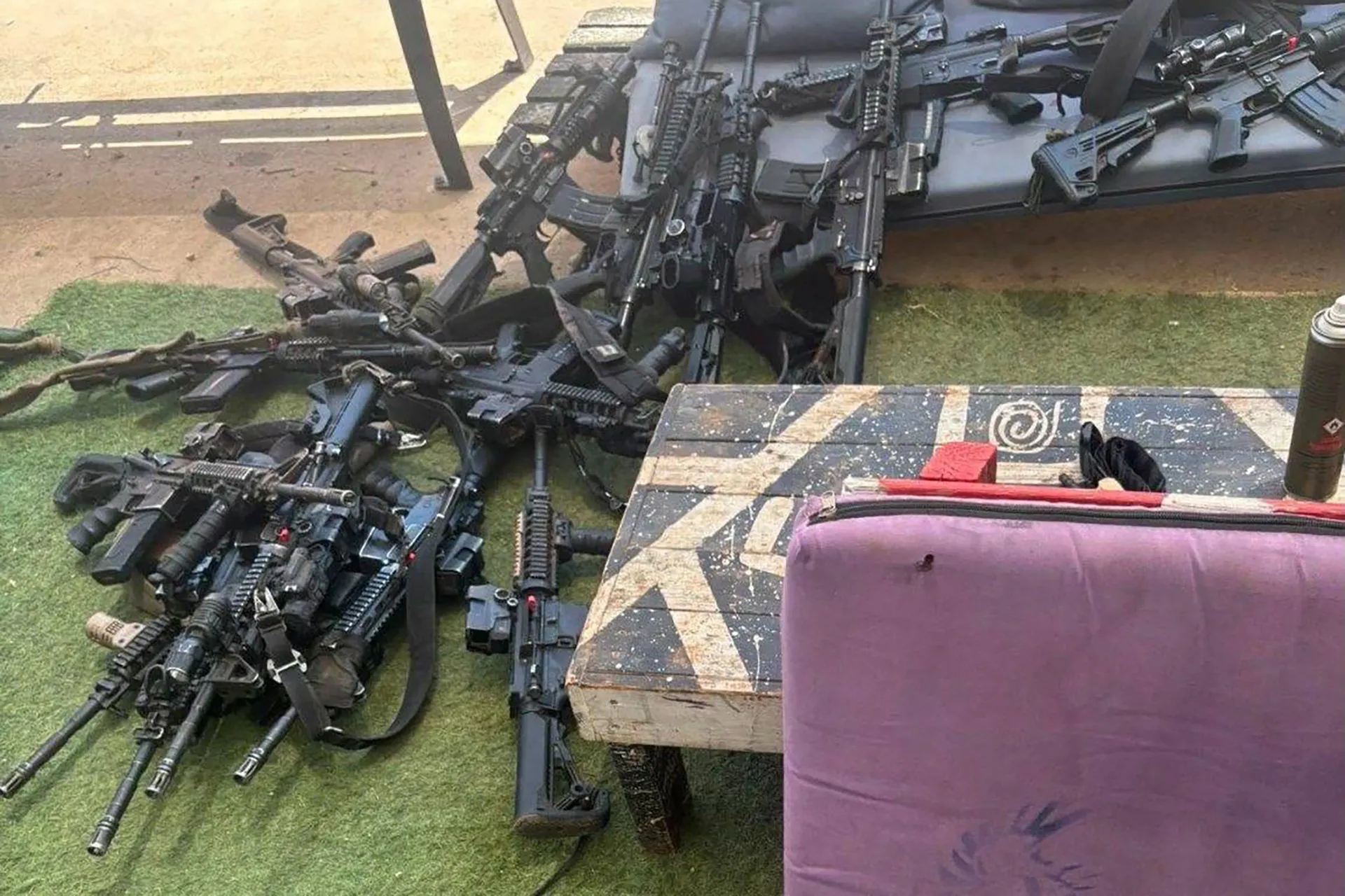 عاجل | يسرائيل هيوم: نحو 100 جندي من لواء غفعاتي غادروا معتقل سديه تيمان تاركين أسلحتهم بعد خلاف مع قائد كتيبتهم