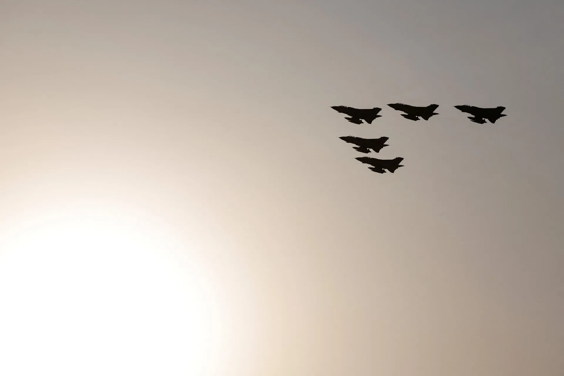 تحول مفاجئ.. السعودية تنقل الردع إلى ما وراء حدودها  تنقل ضربات الأربعاء في العراق السياسة السعودية إلى مرحلة جديدة، وتطرح تساؤلات عما وراء التصعيد المفاجئ.