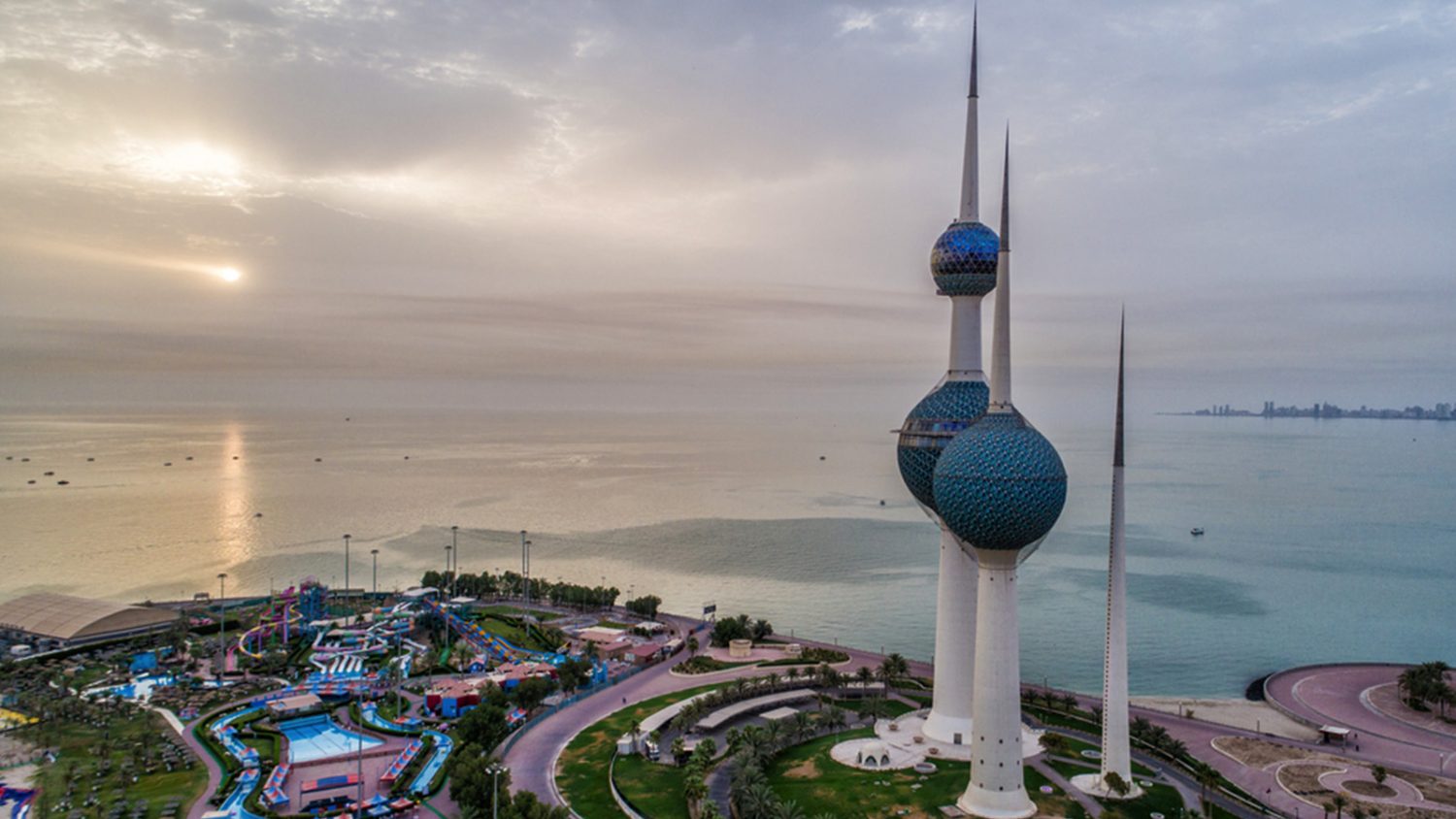 الكويت تعلن عن مقتل عامل وأضرار جسيمة بمبنى شركة صينية جراء ضربات إيران