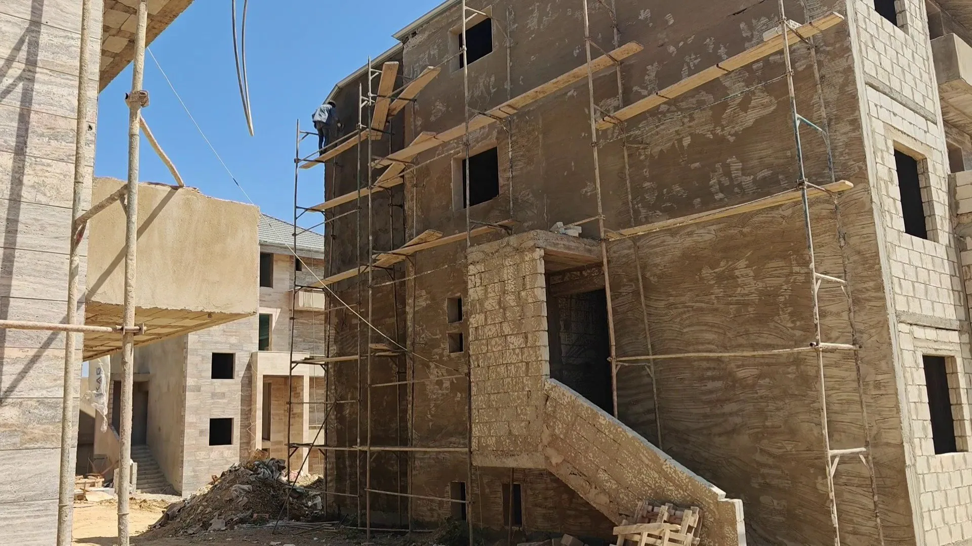عودة الأسمنت إلى لبنان تنعش قطاع البناء وتنقذ آلاف العمال