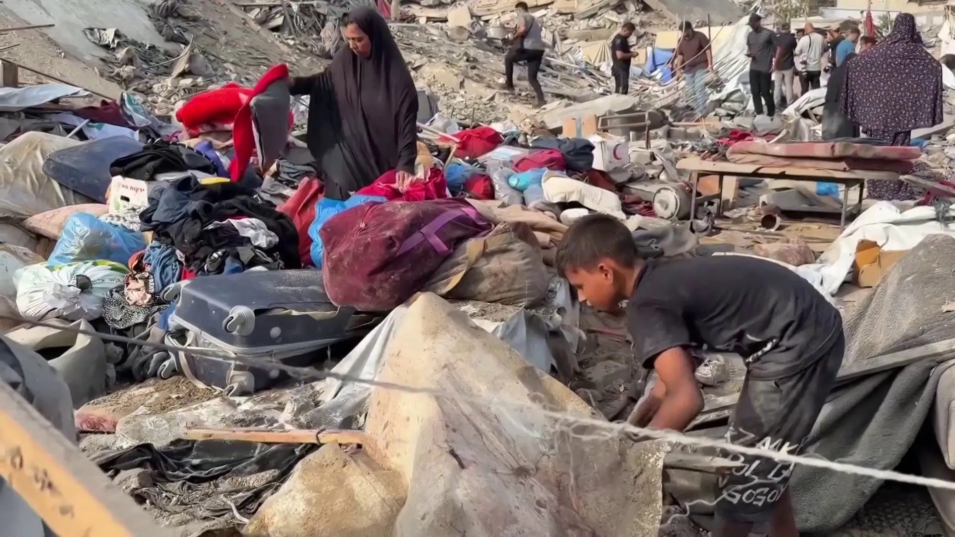 بقايا حياة وسط الركام.. نازحون في غزة يبدؤون من "الصفر" مجددا