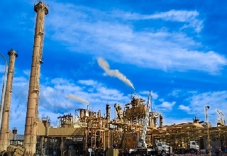 النفط يتراجع مع استمرار تدفق الشحنات عبر ممرات الشرق الأوسط