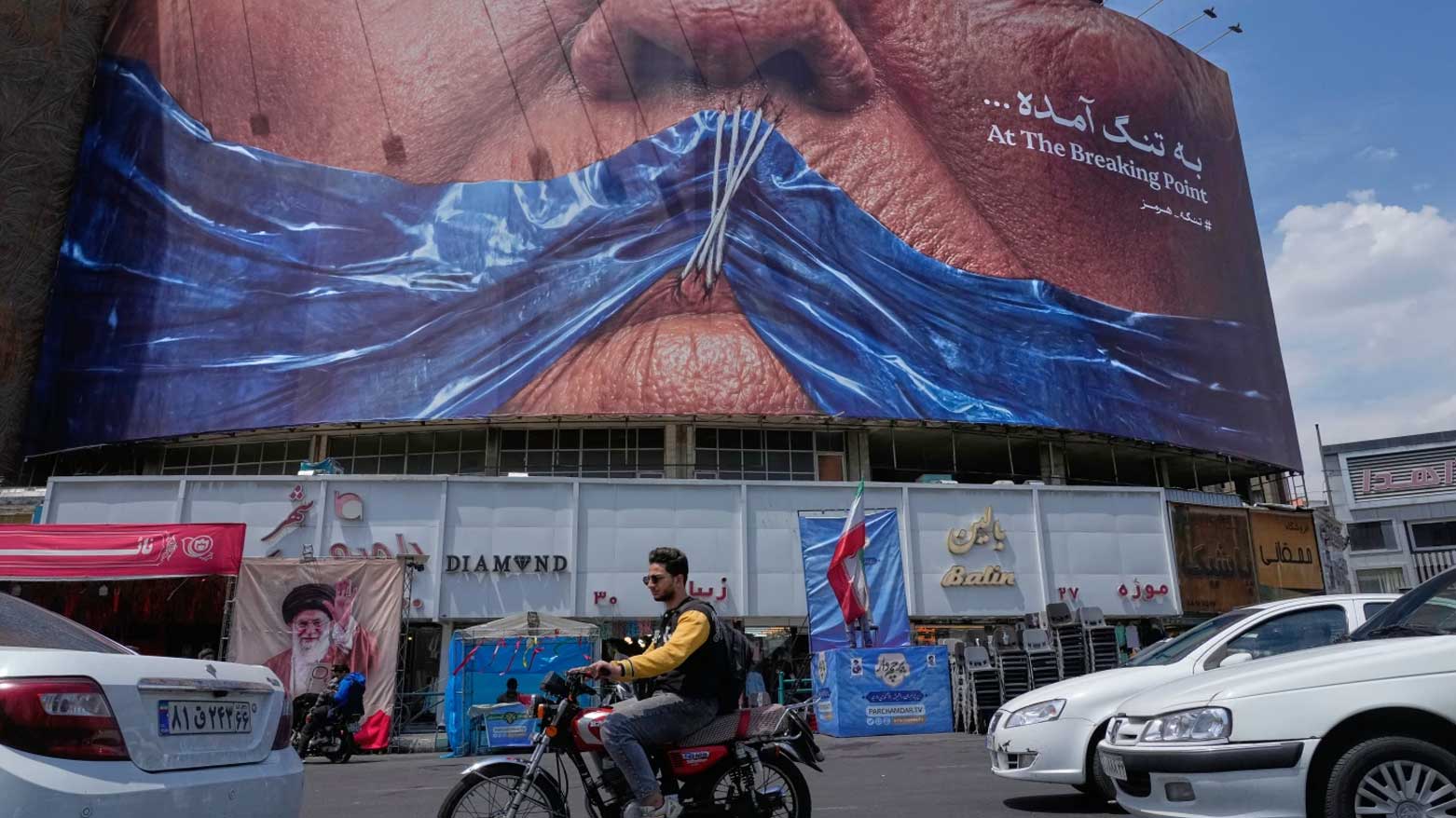 إيران في مواجهة التصعيد: حظر رقمي، هجمات مسلحة في البلوشستان، ومفاوضات شاقة مع واشنطن