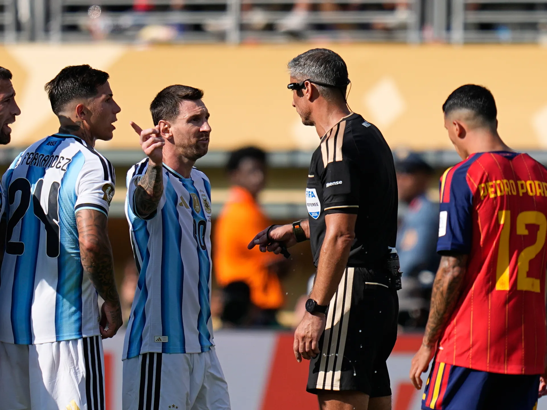 حكم نهائي مونديال 2026 يكشف تفاصيل حواره مع ميسي