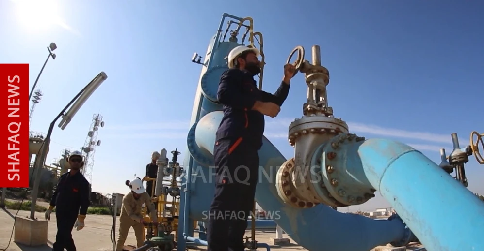النفط يتراجع بأكثر من دولار لكنه يتجه نحو تحقيق ارتفاع شهري