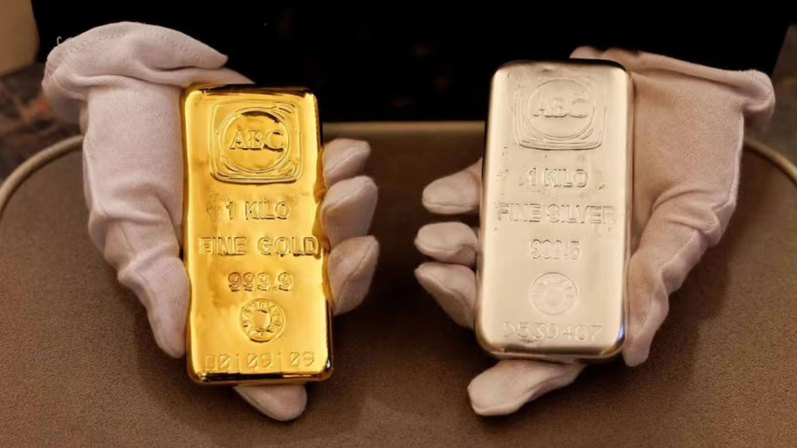 الذهب والفضة يرتفعان بعد الإبقاء على الفائدة دون تغيير